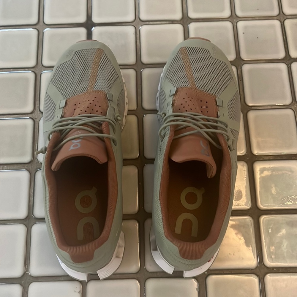 On Could- Cloud 5 –Worn once